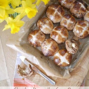 Chocolate Orange Hot Cross Buns - A delicious teatime treat for Easter, a twist on the original and a really fun bake over the spring holiday period. | http://pattern-ward.live