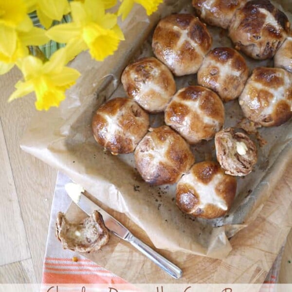 Chocolate Orange Hot Cross Buns - A delicious teatime treat for Easter, a twist on the original and a really fun bake over the spring holiday period. | http://pattern-ward.live