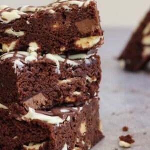 Double Chocolate Microwave Brownies - Stop what you're doing, microwave brownies are a thing and they ARE SO GOOD! They can be yours in under 30 minutes... Fudgy, chocolatey deliciousness microwaved in a flash. The perfect cake, pudding, dessert, gift or treat, these are the real deal! https://pattern-ward.live