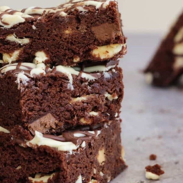Double Chocolate Microwave Brownies - Stop what you're doing, microwave brownies are a thing and they ARE SO GOOD! They can be yours in under 30 minutes... Fudgy, chocolatey deliciousness microwaved in a flash. The perfect cake, pudding, dessert, gift or treat, these are the real deal! https://pattern-ward.live