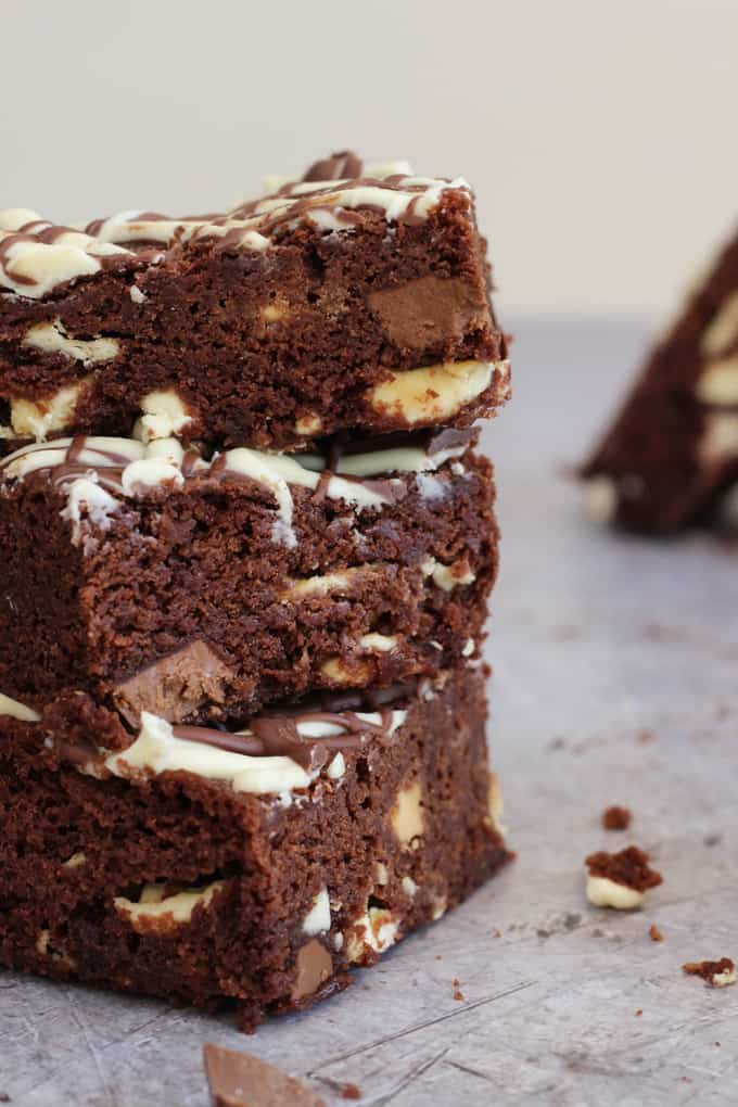 Double Chocolate Microwave Brownies - Stop what you're doing, microwave brownies are a thing and they ARE SO GOOD! They can be yours in under 30 minutes... Fudgy, chocolatey deliciousness microwaved in a flash. The perfect cake, pudding, dessert, gift or treat, these are the real deal! https://pattern-ward.live
